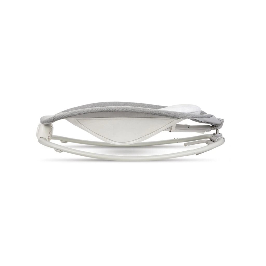 Šedá hojdačka pre bábätká sa kýve na bielom ráme. Je čalúnená sivou látkou s bielym stredom. Nachádza sa na bielom pozadí.