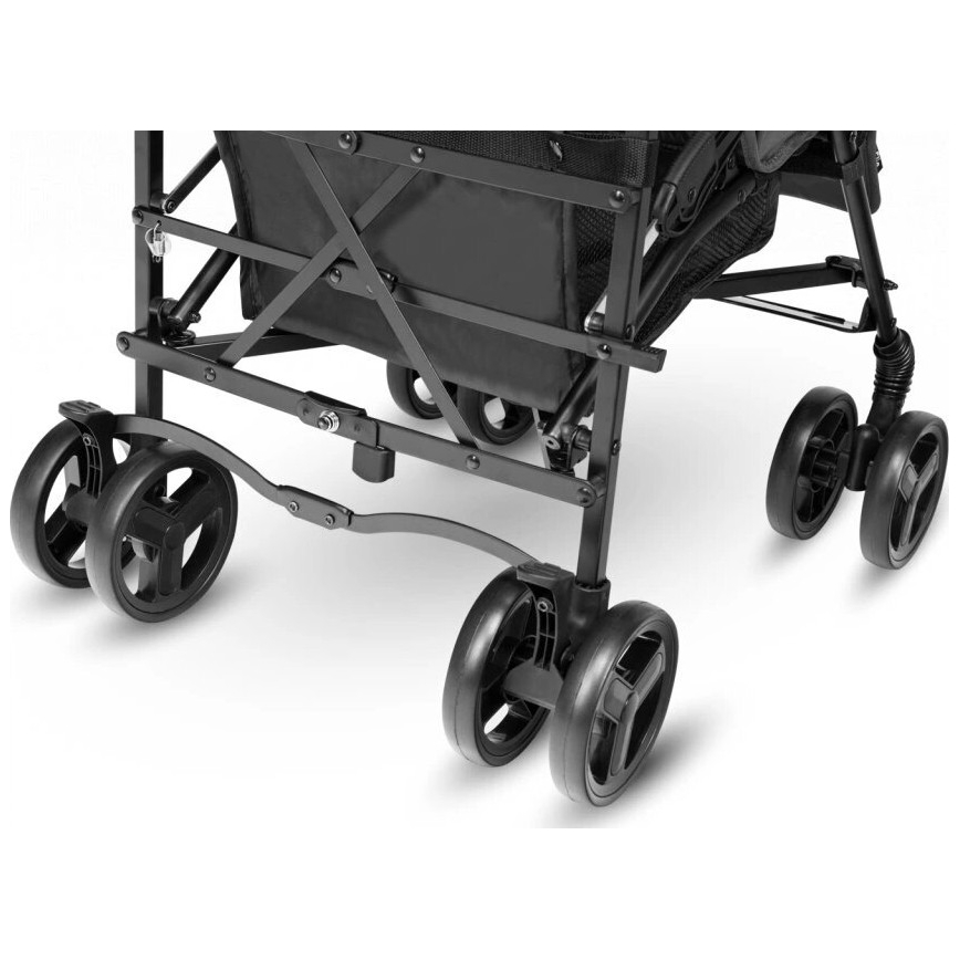 Skladací vozík stojí na štyroch pároch koliesok. Je vyrobený z kovu a má čiernu látkovú časť. Zobrazená je spodná časť s mechanizmom skladania a kolesami.