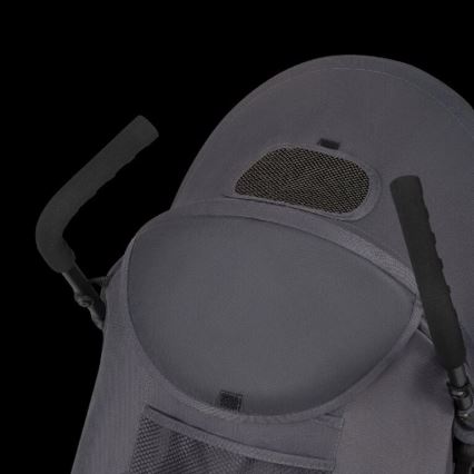 Detský kočík s tmavosivou strieškou a sieťovaným vetracím otvorom je čiastočne zložený. Má penové rúčky. Súčasťou je aj sieťované vrecko.