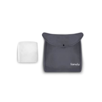 Šedá prenosná taška s logom „lionelo“ leží na bielom pozadí vedľa bieleho, zloženého obdĺžnikového predmetu.