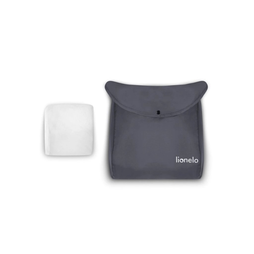 Šedá prenosná taška s logom „lionelo“ leží na bielom pozadí vedľa bieleho, zloženého obdĺžnikového predmetu.