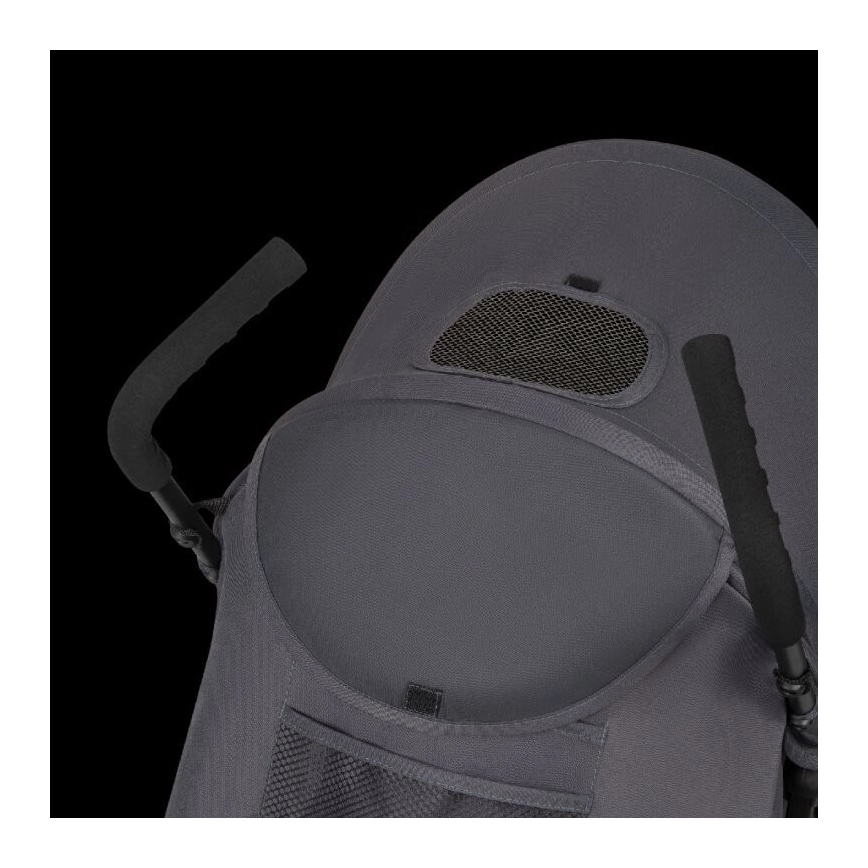 Detský kočík s tmavosivou strieškou a sieťovaným vetracím otvorom je čiastočne zložený. Má penové rúčky. Súčasťou je aj sieťované vrecko.