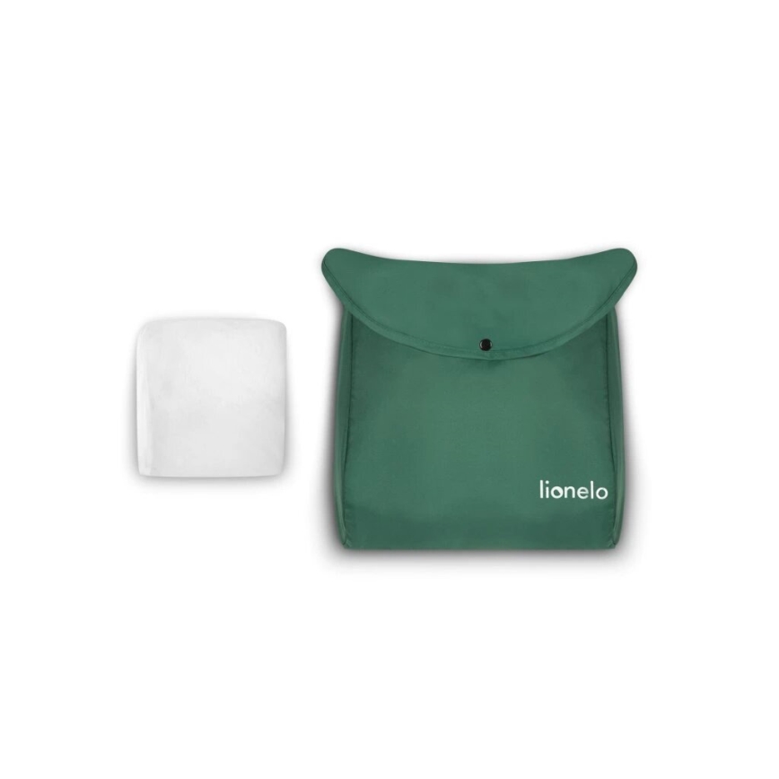 Zelená taška s logom „lionelo“ leží na bielom pozadí vedľa zloženého bieleho predmetu.