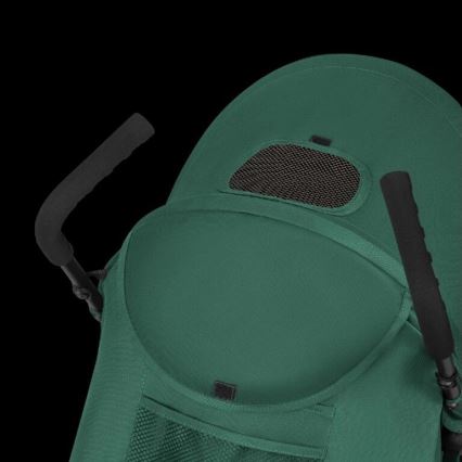 Detský kočík je čiastočne zložený. Má tmavozelenú striešku s malým sieťovaným okienkom a čierne rúčky. Na zadnej strane je sieťované vrecko.