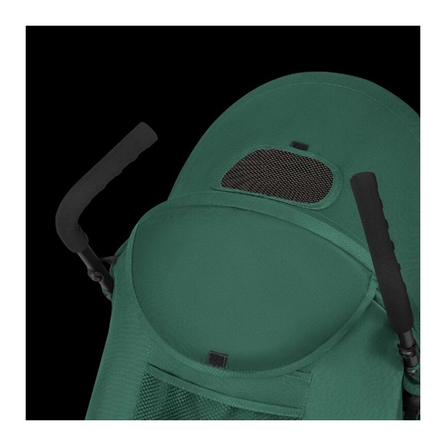 Detský kočík je čiastočne zložený. Má tmavozelenú striešku s malým sieťovaným okienkom a čierne rúčky. Na zadnej strane je sieťované vrecko.