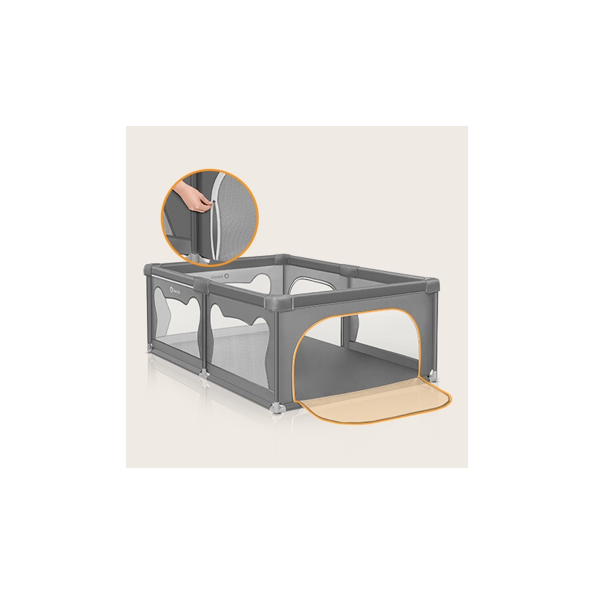 Prebalovacia ohrádka pre deti je zložená na hranie. Má sivú konštrukciu s priehľadnými sieťovými časťami a béžovou podložkou. Súčasťou je aj vreckový vstup.