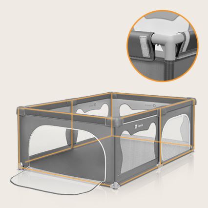 Prebaľovacia ohrádka štvorcového tvaru s šedou látkovou konštrukciou a sieťovanými panelmi, je zložená. Má vchod s prekrytím a pevné plastové rohy.