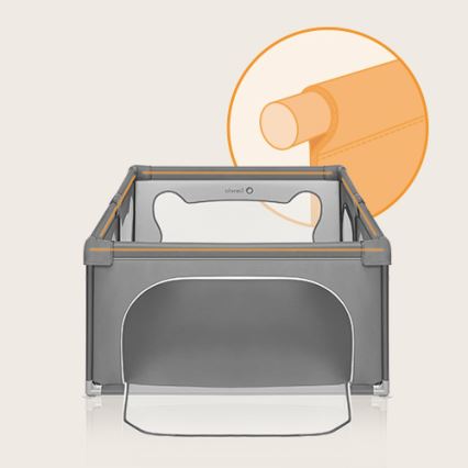 Prebaľovacia ohrádka sivého prevedenia s priehľadnou časťou je zložená. Zobrazená je detailná schéma uchytenia látky k drevenej tyči.