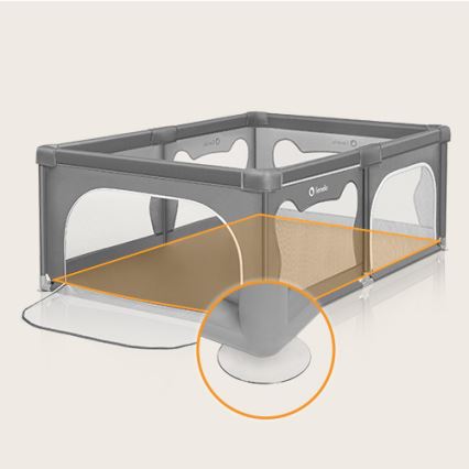 Detská ohrádka stojí na podlahe. Je štvorcová, sivá, s priehľadnými sieťovanými časťami. Vnútorná časť je vystlaná béžovou podložkou. Nohy ohrádky sú opatrené protišmykovými podložkami.