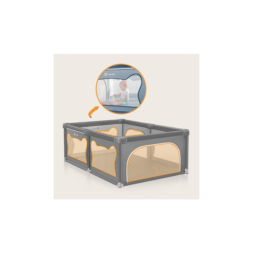 Prebaľovacia ohrádka Lionelo s béžovými sieťovanými panelmi a šedým rámom. Dieťa sedí vo vnútri ohrádky s prídavným tienidlom. Ohrádka je rozložená na rovnej ploche.