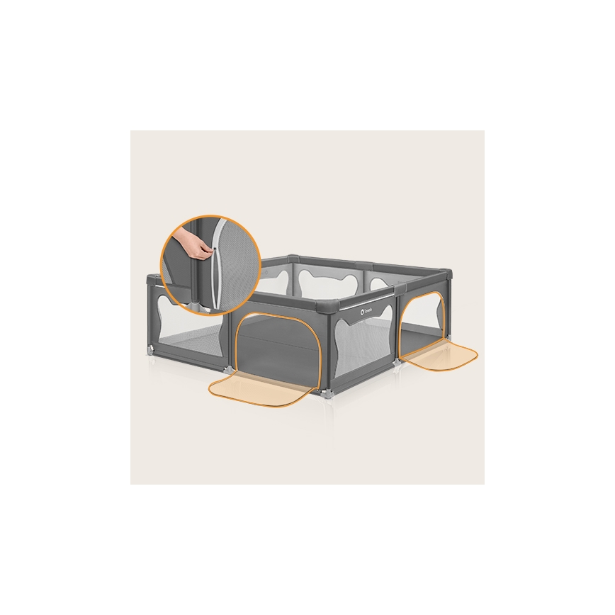 Prebaľovacia ohrádka štvorcového tvaru s dvoma otvormi, jeden s odnímateľnou podložkou. Otvory sa zapínajú na zips. Konštrukcia je sivá, sieťovina je sivá, podložka béžová.