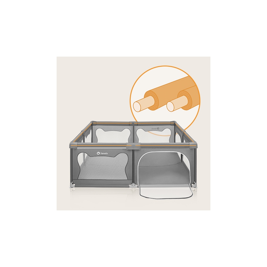 Prebaľovacia ohrádka Lionelo je zložená. Je šesťuholníková, sivá s oranžovými detailmi a má jeden tunel. Vnútorná konštrukcia pozostáva z dvoch penových rúrok.