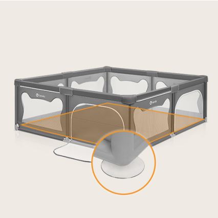 Prebaľovacia ohrádka stojí na svetlom podklade. Je sivá, s priehľadnými sieťovanými časťami a hnedou podložkou. Na spodku sú viditeľné ochranné protišmykové podložky.