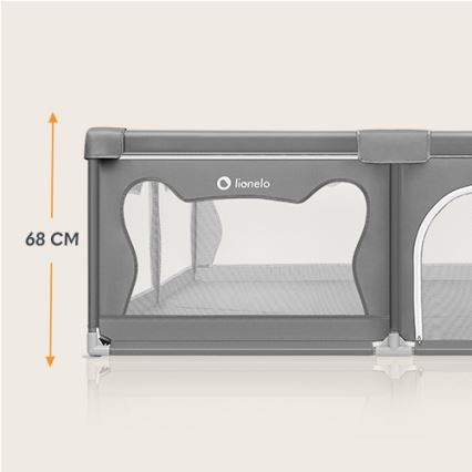 Detská ohrádka Lionelo je zobrazená zboku. Je šedo-sivej farby, s sieťovanými časťami a má výšku 68 cm. Je umiestnená na svetlom, lesklom povrchu.