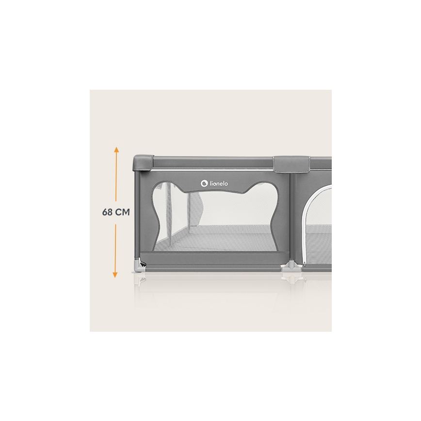 Detská ohrádka Lionelo je zobrazená zboku. Je šedo-sivej farby, s sieťovanými časťami a má výšku 68 cm. Je umiestnená na svetlom, lesklom povrchu.