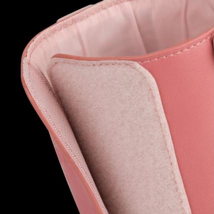 Ružová čižma s jemnou plyšovou podšívkou vo vnútri. Čižma je čiastočne otvorená, odhaľuje vnútorný textil. Viditeľné sú precízne švy.