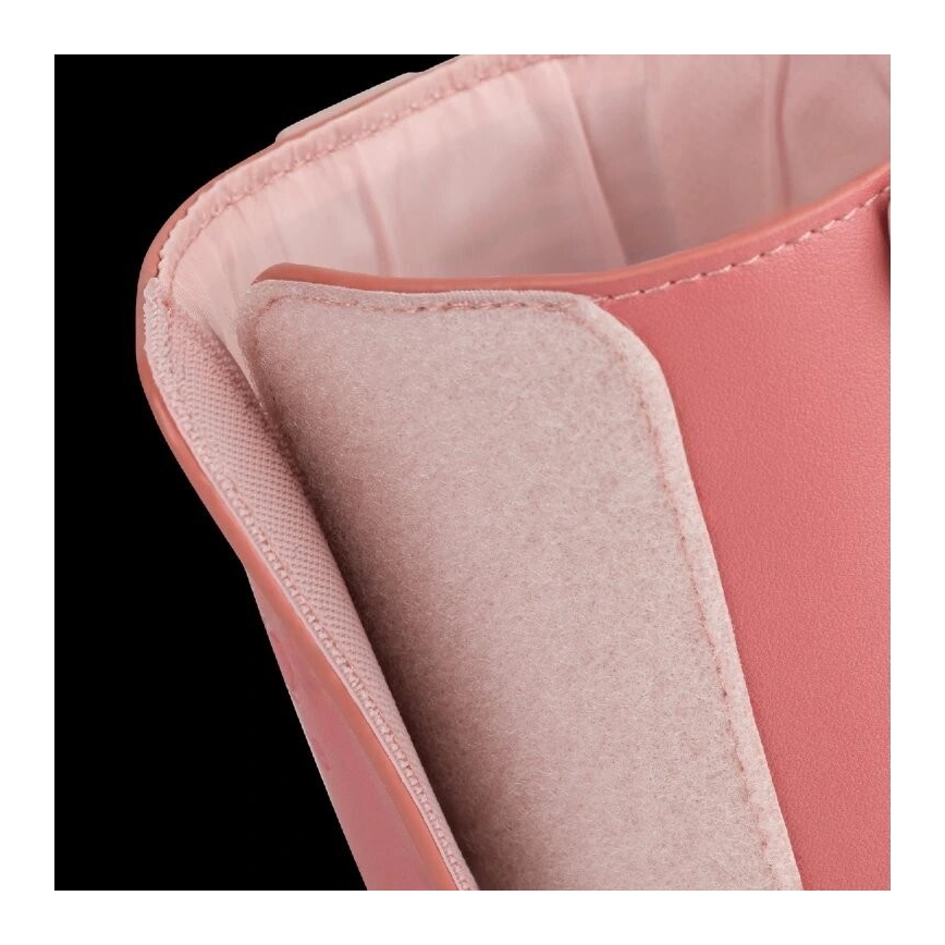 Ružová čižma s jemnou plyšovou podšívkou vo vnútri. Čižma je čiastočne otvorená, odhaľuje vnútorný textil. Viditeľné sú precízne švy.