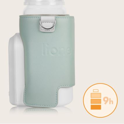 Vyobrazený je prístroj Lionelo v bledomodrom koženkovom puzdre s uškom. Prístroj je čiastočne viditeľný, pripojená je batéria s výdržou 9 hodín.