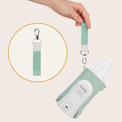 Ruka drží fľašu v ochrannom obale Lionelo s popruhom. Obál je svetlozelený, s pripevneným popruhom na prenášanie. Na obale je viditeľné logo Lionelo.