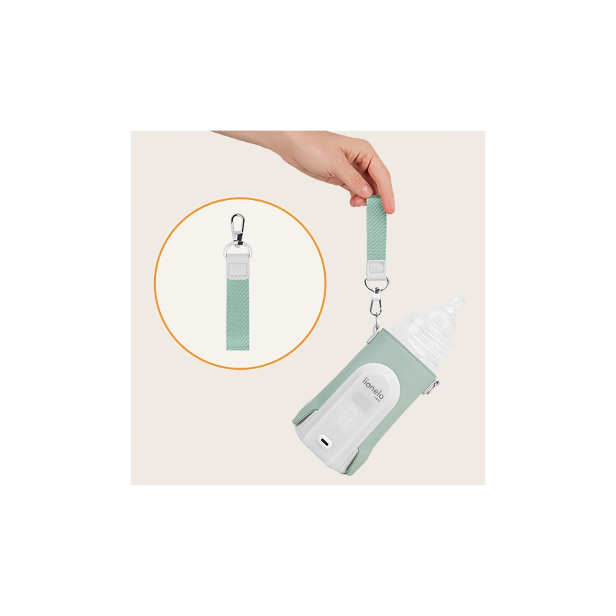 Ruka drží fľašu v ochrannom obale Lionelo s popruhom. Obál je svetlozelený, s pripevneným popruhom na prenášanie. Na obale je viditeľné logo Lionelo.