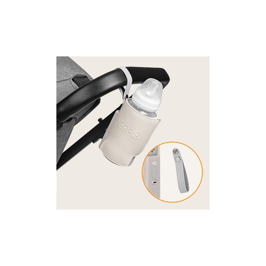 Plastová detská fľaša je pripevnená v béžovom puzdre na kočík. Puzdro má logo Lionelo Care. Súčasťou je aj odnímateľný popruh.