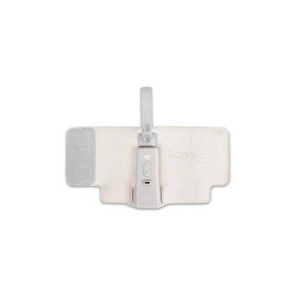 Pútko na pripevnenie svetlosivej elektronickej jednotky s tlačidlami a logom „Lionelo Cara“ na svetlohnedom podklade s pásikom z sivého materiálu. Jednotka je pripevnená k podkladu.