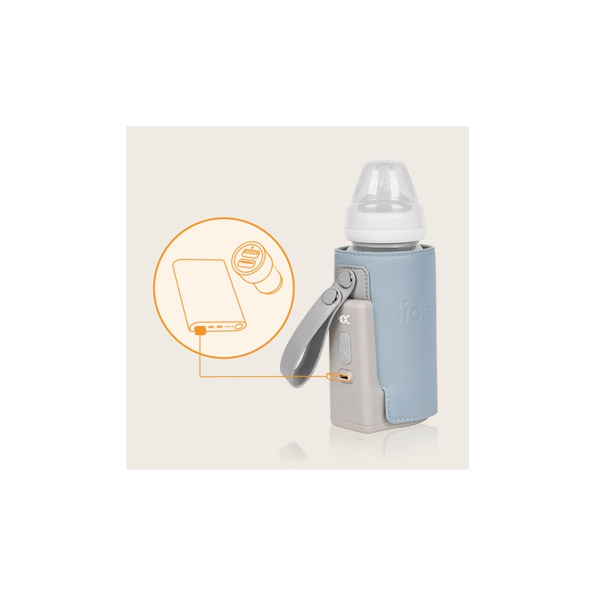 Prehrievač detskej fľaše v modrom puzdre sa nabíja pomocou externého akumulátora. Súčasťou je popruh na prenášanie.