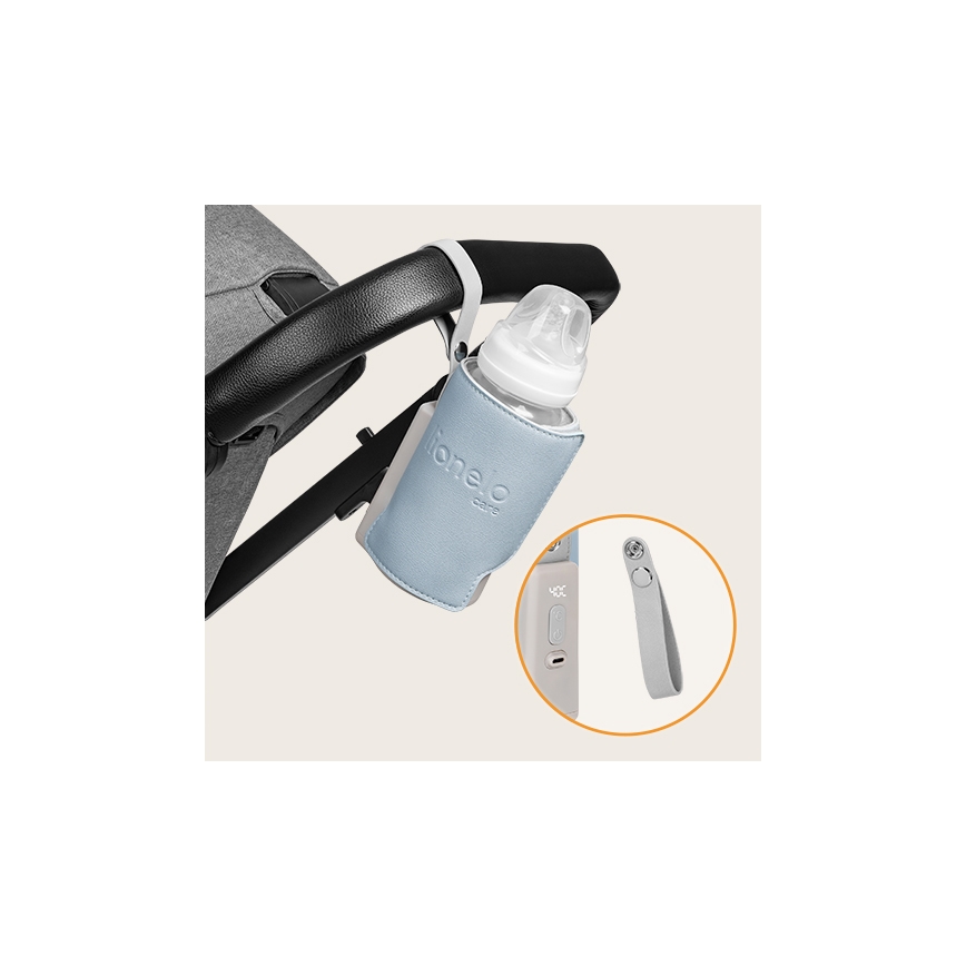 Fľaša s nápojom je pripevnená k detskej kočíkovej rúčke pomocou modrého puzdra. Puzdro má nápis lioneo care. Súčasťou je aj odnímateľný popruh.