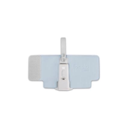 Puzdro svetlomodrej farby s pripevneným bielym zariadením, ktoré má tlačidlá a logo Lionelo Care. Puzdro má popruh a suchý zips.