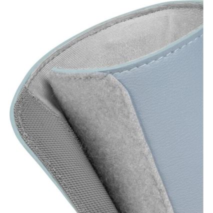 Svetlomodrý obal sa čiastočne otvára, odhaľujúc sivú podšívku a vnútornú vrstvu z jemného materiálu. Na okraji je sivý pás.