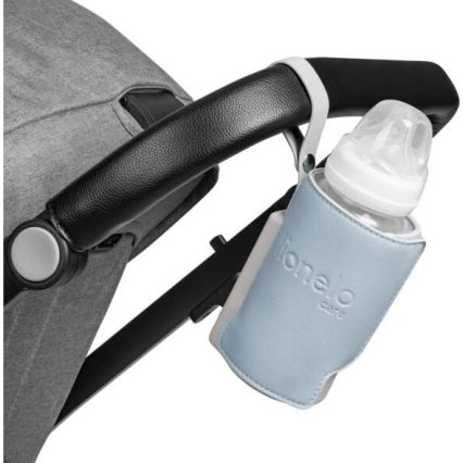 Detská fľaša v modrom puzdre je pripevnená k rúčke kočíka. Puzdro má vyrazené logo „lione.io care“. Kočík je tmavosivý s čiernymi prvkami.