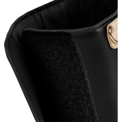 Čierna kabelka sa čiastočne otvára, odhaľujúc čierny, mäkký vnútorný materiál. Viditeľná je časť ucha kabelky v béžovej farbe s kovovým zlatým krúžkom.