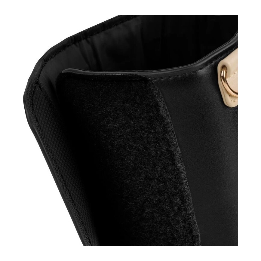 Čierna kabelka sa čiastočne otvára, odhaľujúc čierny, mäkký vnútorný materiál. Viditeľná je časť ucha kabelky v béžovej farbe s kovovým zlatým krúžkom.