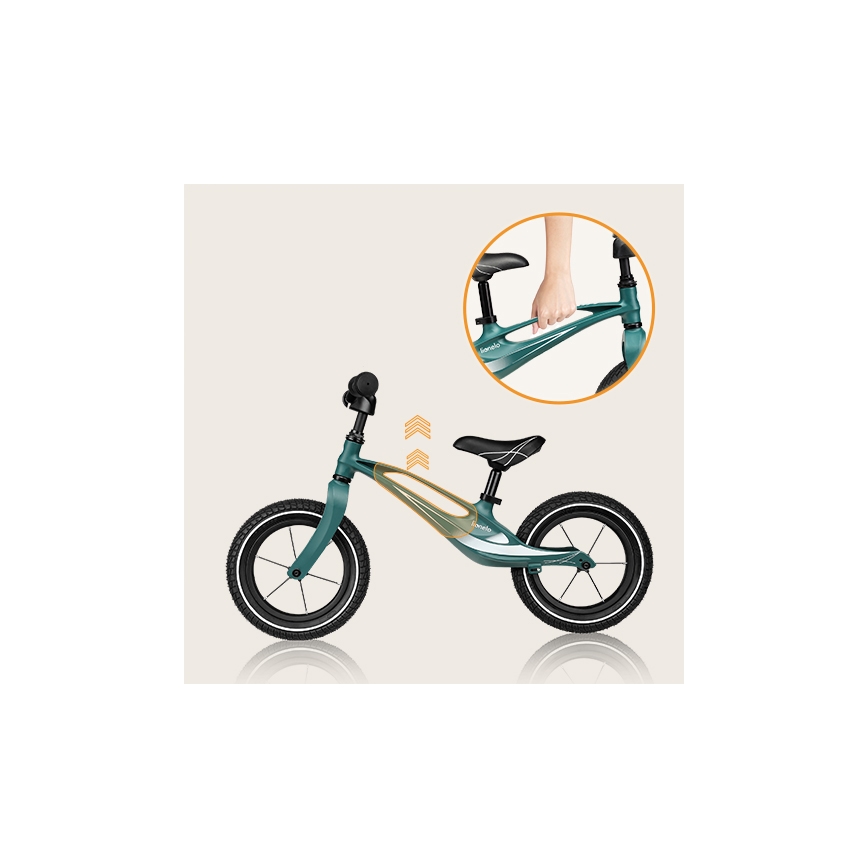 Detské odrážadlové kolo s dvoma kolesami je zobrazené z boku. Dieťa drží riadidlá. Na ráme sú viditeľné nápisy „Fanelo“. Kolo je tmavozelenej farby.