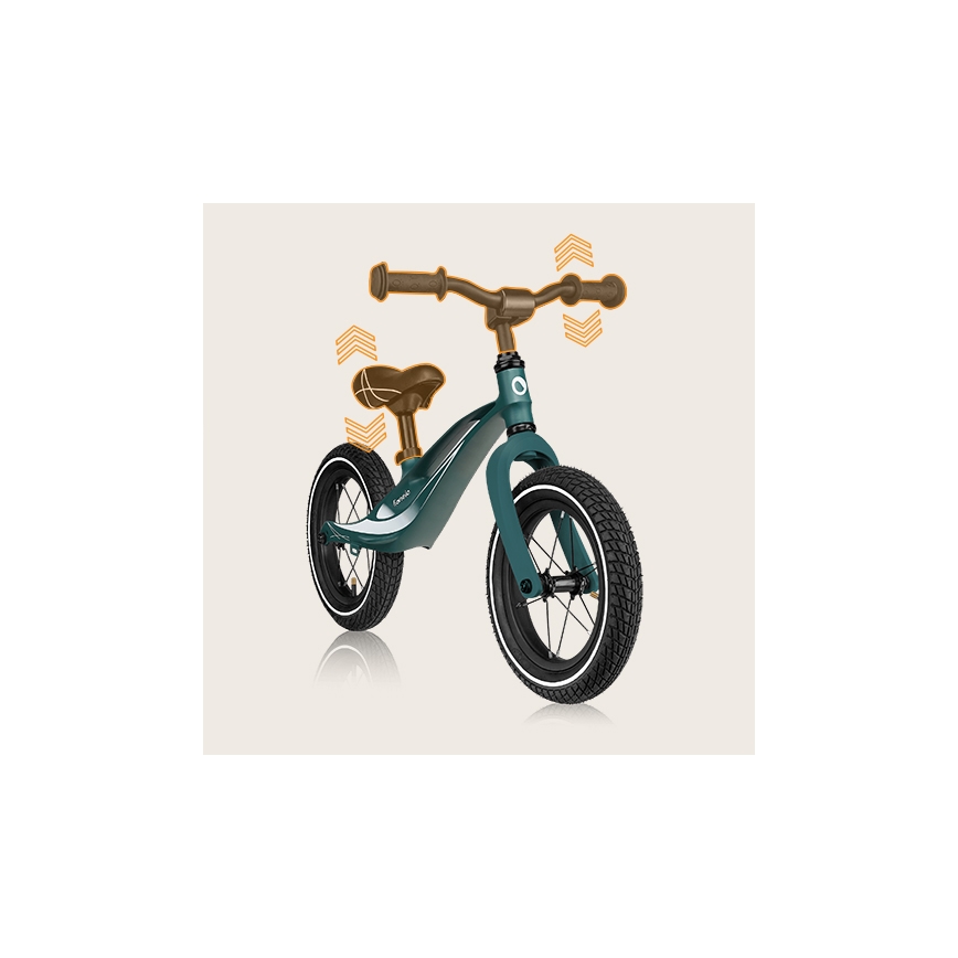 Detské odrážadlá tmavozelenej farby stojí na svetlom pozadí. Rukoväte a sedadlo sú nastaviteľné. Na ráme je viditeľné logo Evolve.