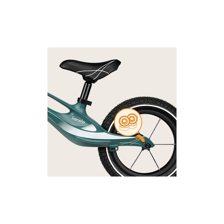 Detské odrážadlo Lionelo má zelenú rámovú konštrukciu. Na zadnom kolese sa nachádza schéma znázorňujúca ložiská. Sedlo je čierne s bielymi čiarami.