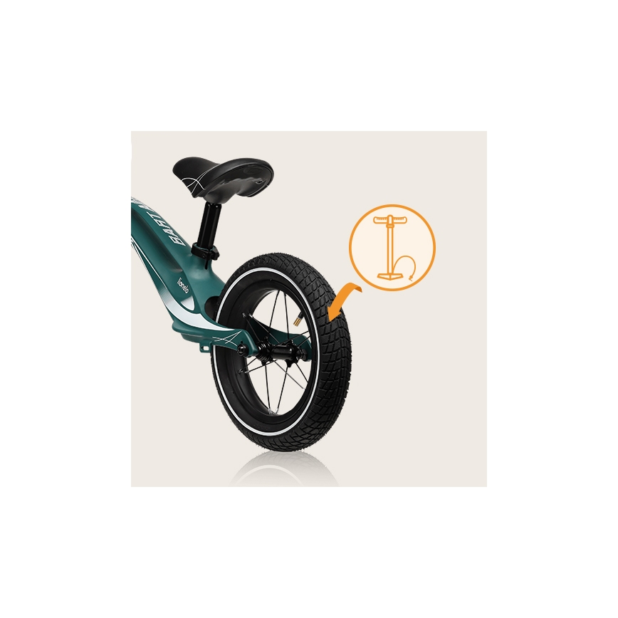 Zelené odrážadlo má nafukovacie koleso. Koleso sa dopĺňa vzduchom pomocou pumpy, znázornenej na obrázku.