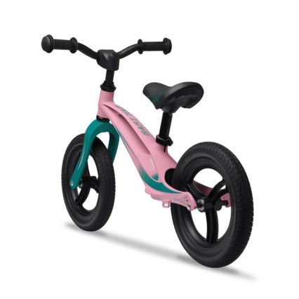 Ružové odrážadlové bicykle s tmavomodrými detailmi stojí na bielom pozadí. Má čierne sedadlo, riadidlá a pneumatiky. Na ráme je viditeľné logo BATAVUS.