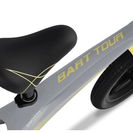 Detské odrážadlo BART TOUR sivej farby s čiernym sedadlom a žltými detailmi. Na ráme je nápis BART TOUR. Odrážadlo má jedno koleso viditeľné na obrázku.