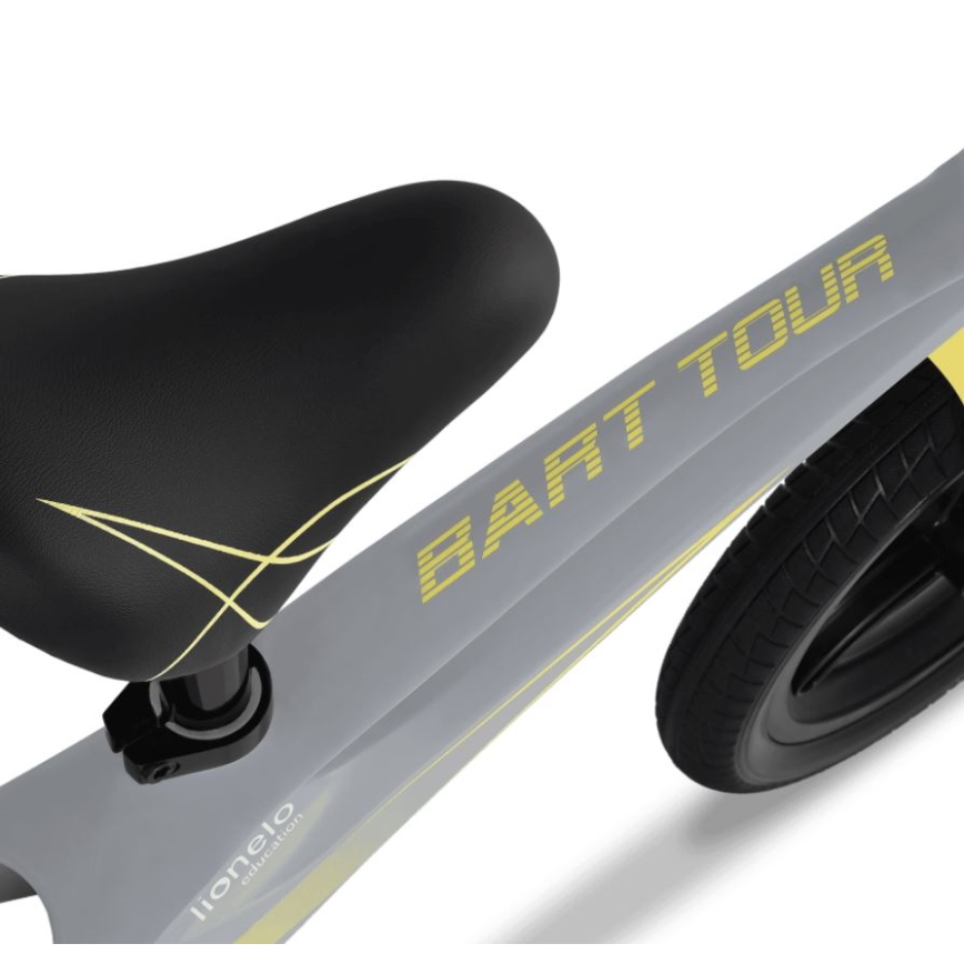 Detské odrážadlo BART TOUR sivej farby s čiernym sedadlom a žltými detailmi. Na ráme je nápis BART TOUR. Odrážadlo má jedno koleso viditeľné na obrázku.