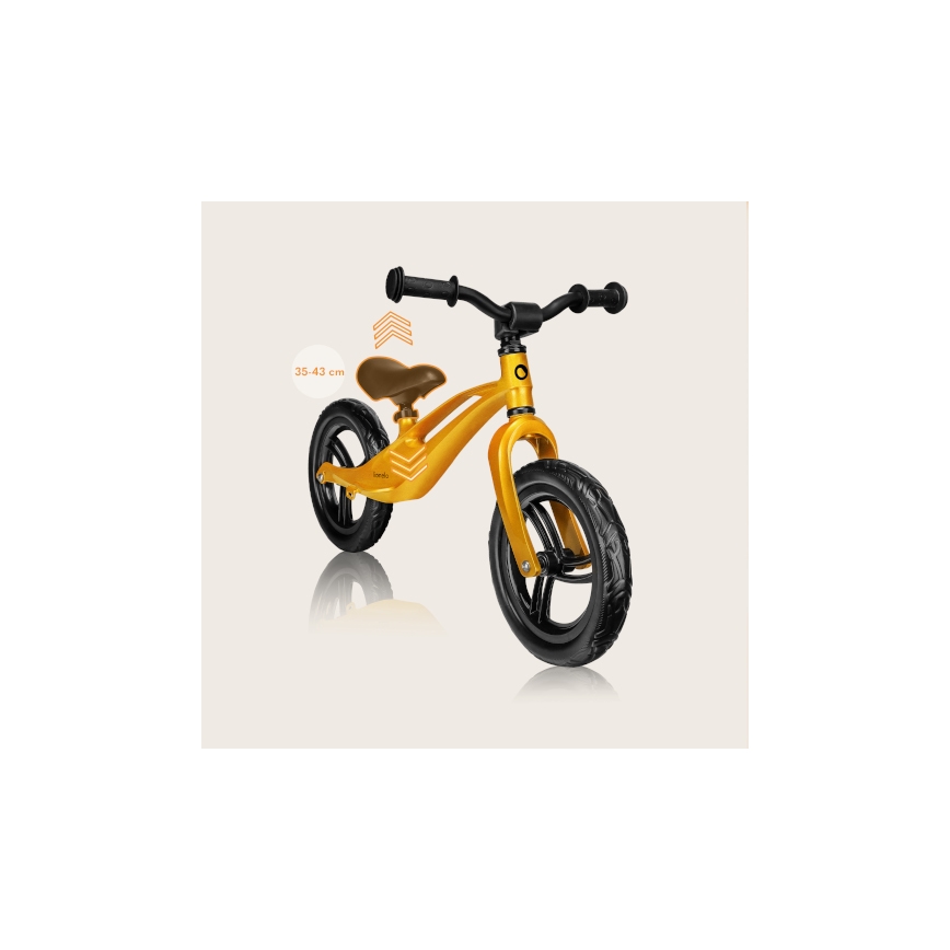 Zlatý odrážadlový bicykel s čiernymi kolesami a sedadlom je zobrazený na svetlom pozadí. Výška sedadla je nastaviteľná od 35 do 43 cm.