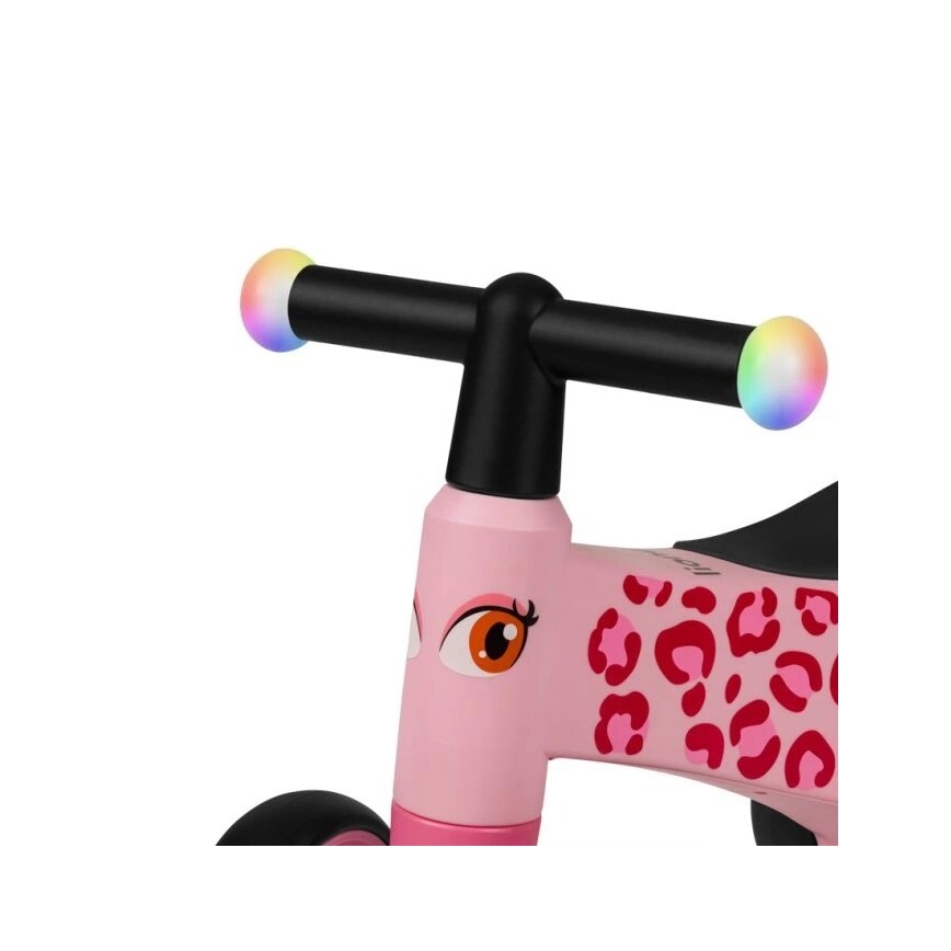 Ružový odrážadlo s leopardím vzorom a čiernou riadidlami s farebne blikajúcimi guličkami na koncoch. Deti sa na ňom môžu odrážať. Je určené pre najmenších.