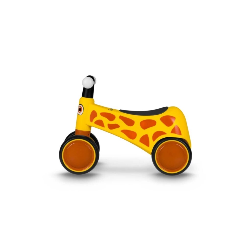 Detské odrážadlá vo forme žirafy s oranžovými kolesami je zobrazené na bielom pozadí. Detské odrážadlá je určené pre deti, ktoré sa učia udržiavať rovnováhu.