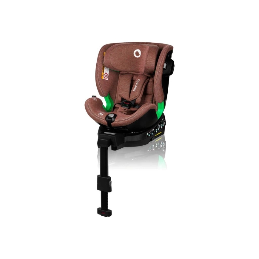 Detská autosedačka hnedo-zelenej farby je umiestnená na bielom pozadí. Sedačka je otočená mierne doľava a má nastaviteľnú opierku a päťbodové bezpečnostné pásy. Je viditeľná opierka nôh.