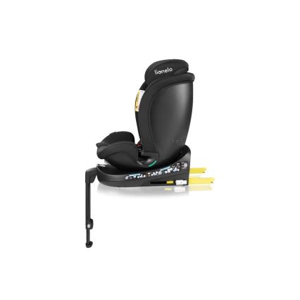 Autosedačka Lionelo je zobrazená zboku. Je čierna, má opierku hlavy a opierky rúk. Na spodnej časti je viditeľná opierka a nastaviteľné nohy.
