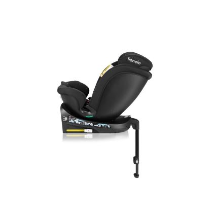 Čierna autosedačka Lionelo je naklonená dozadu na nastaviteľnej základni s opierkou nôh. Je umiestnená na bielom pozadí.