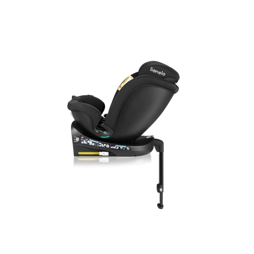 Čierna autosedačka Lionelo je naklonená dozadu na nastaviteľnej základni s opierkou nôh. Je umiestnená na bielom pozadí.