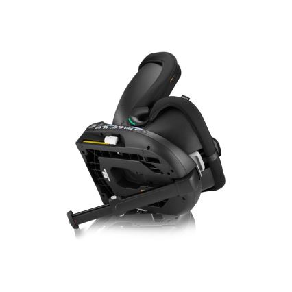 Autosedačka je naklonená dozadu, opierka je čiastočne zdvihnutá. Viditeľná je spodná časť s výsuvnou oporou. Je čierna s tmavosivými prvkami. Prostredie je biele pozadie.