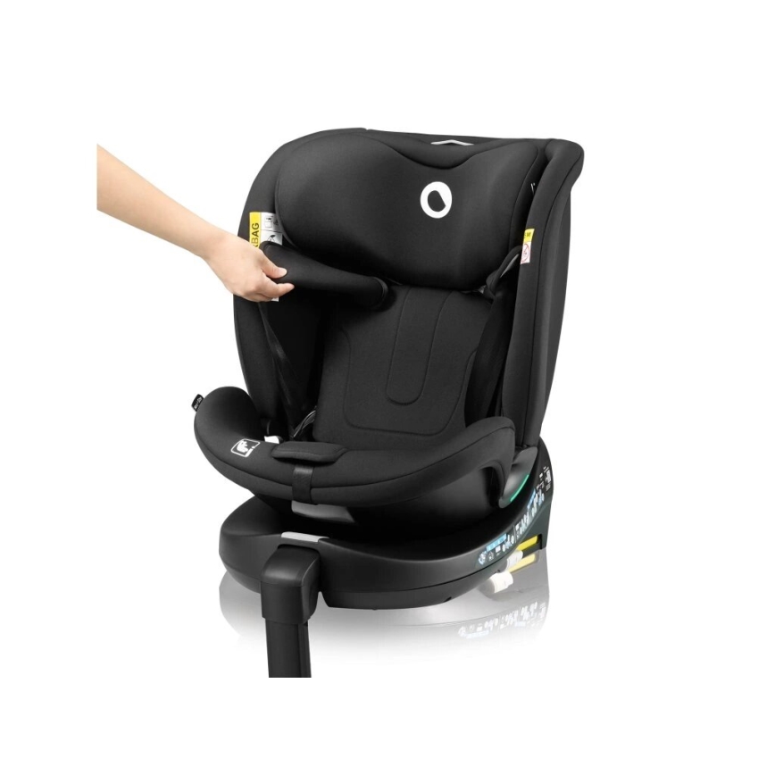 Čierna autosedačka pre deti, na ktorú sa rukou nastavuje opierka. Sedačka je otočná, na bielom pozadí.
