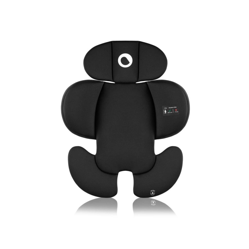 Čierny detský bezpečnostný vankúšik je zobrazený zhora. Má opierku hlavy a bočné opierky. Na zadnej strane je malý štítok s piktogramom a textom: „Isofix, správne použitie, správne uchytenie“.
